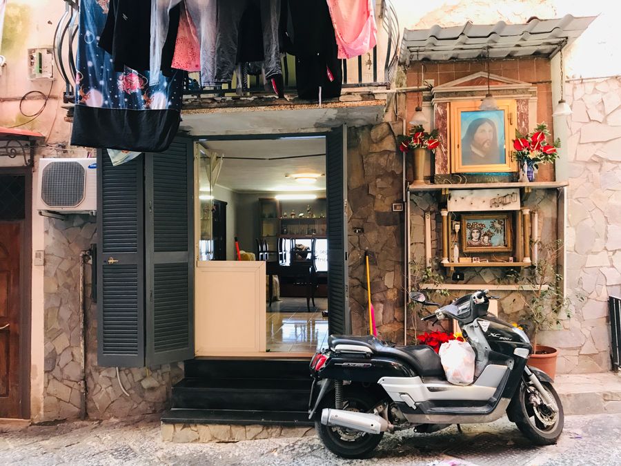 basso met altaar en scooter in quartieri spagnoli napels